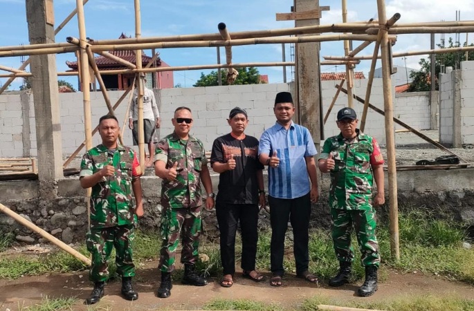 Babinsa Dampingi Warga, Pemdes Pangkah Percepat Pembangunan Gerai Koperasi Desa Merah Putih Gerai kdkmp